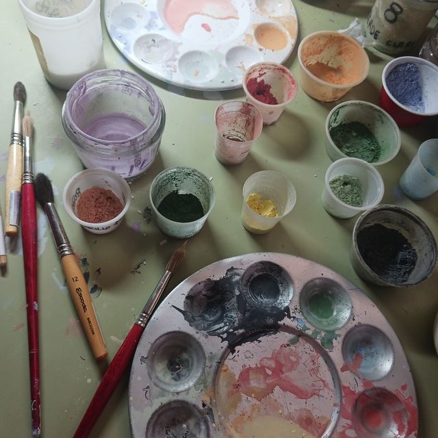 vasos de plastico y pinturas